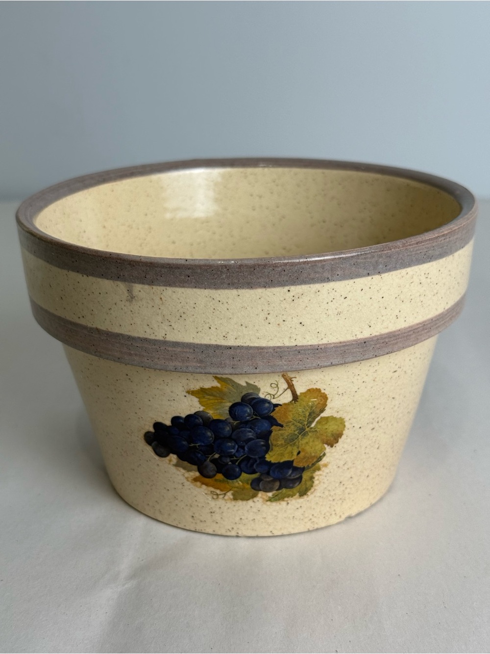 VTG R.R.P. Co. ( Roseville Ohio) Planter Speckled Cream Colored Grape Leaves